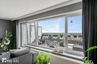 Op de 16de verdieping bevindt zich dit 1 slaapkamerappartement. Het biedt u een inkomhal, een lichtrijke living, een keuken, een slaapkamer,...