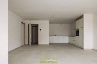 Gelegen in het hart van Avelgem, biedt dit stijlvolle, gelijkvloerse nieuwbouwappartement in 'Residentie Meersenzicht' alles wat je nodig hebt voor comfortabel wonen. Dankzij de uitstekende ligging ben je op korte afstand van winkels, scholen en belangrijke verkeersverbindingen.<br /><br />In het appartement zien we een inkomhal, gastentoilet, leefruimte met volledig ingerichte keuken, wasplaats, 1 slaapkamer, badkamer met dubbele lavabo en een inloopdouche. Terras van 3,70m².<br /><br />Eigenschappen:
<ul>
	<li>Energiezuinig (E-peil = 45)</li>
	<li>Verwarming door lucht-water warmtepomp en vloerverwarming</li>
	<li>Ventilatiesysteem type D</li>
	<li>Gemeenschappelijke fietsenberging</li>
	<li>Optioneel een parkeerplaats aan te kopen</li>
</ul>
Met een woonoppervlakte van 92 m² biedt dit appartement een perfecte balans tussen comfort en functionaliteit. Dankzij het energiezuinige karakter geniet u van lage energiekosten en een aangename woonervaring.<br /><br />Prijs: exclusief BTW, registratie en bijkomende kosten.<br /><br />Meer info of een bezoek? Contacteer Kyamo De Smet: 0479 06 13 71