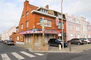 <p><span>Op een uitstekende hoekligging te 8930 Menen (Moeskroenstraat 178-180) bevindt zich deze op te frissen handelswoonst met tal van mogelijkheden.</span></p><p><span>Het pand combineert een commerciële ruimte van ca. 90 m² met een ruime woonst, ideaal voor wie wonen en werken wenst te combineren. De handelsruimte geniet van een goede visibiliteit dankzij de hoekligging en wordt aangevuld met een dubbele garage en praktische bergruimte.</span></p><p><span>De woonst is toegankelijk via een aparte ingang en biedt een aangename indeling met een ruime woonkamer, een lichtrijke woonkeuken en een gezellig stadstuintje. Verder beschikt de woning over maar liefst 6 volwaardige slaapkamers en een badkamer, wat tal van mogelijkheden biedt voor grote gezinnen of combinatie met bureel-/praktijkruimte.</span></p><p><span>Voor het gebouw zijn er bovendien parkeermogelijkheden aanwezig, wat het comfort voor klanten en bewoners extra verhoogt.</span></p><p><span>Kortom, een eigendom met veel potentieel op een strategische locatie, ideaal voor zelfstandigen of investeerders die op zoek zijn naar ruimte en visibiliteit.</span></p>