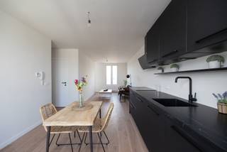 Locatie
Op zoek naar een instapklare woonst of een rendabele investering op een toplocatie? Deze volledig gerenoveerde studio is gelegen in het gegeerde Deurne-Zuid, op wandelafstand van groene parken en met een uitstekende verbinding naar het stadscentrum van Antwerpen. Een ideale combinatie van rustig wonen en leven in de stad.

Indeling
De studio beschikt over een lichtrijke woonkamer met een gezellige slaaphoek, een volledig geïnstalleerde keuken en een moderne badkamer met douche. De doordachte indeling zorgt voor een optimaal ruimtegebruik en comfortabel woongevoel.

Troeven
- Gegeerde ligging nabij parken en groen
- Centrale locatie met vlotte verbinding naar Antwerpen centrum
- Volledig gerenoveerd en instapklaar

Technische gegevens
De studio werd volledig gerenoveerd en is uitgerust met een energiezuinige condenserende ketel.