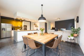 Te koop: Prachtige woning in Nijlen!Deze open bebouwing is gelegen op een uiterst centrale locatie en combineert comfort, stijl en rust.Kenmerken:Sfeervolle woning waar kwaliteit en comfort centraal staan.De open keuken is volledig uitgerust met hoogwaardige toestellen en vormt het hart van de woning - perfect om gezellig te koken en samen te genieten!Met drie volwaardige slaapkamers biedt deze woning alle ruimte voor het hele gezin.De master bedroom beschikt over een praktische dressing. De ruime badkamer is een echte troef, voorzien van een dubbele lavabo, ligbad, inloopdouche en toilet.De tweede verdieping beschikt over een volledig afgewerkte zolder die perfect kan functioneren als vierde slaapkamer of hobbykamer.De woning is bovendien voorzien van zonnepanelen en een batterij wat uiteraard bijdraagt aan een energiezuinige woonervaring.Een tuinhuis met een gezellige overdekte zithoek, waar u in alle rust kunt genieten van een prachtige tuin die is uitgerust met een sproeisysteem.Het is een zeer fijne wijk om te wonen, waar kinderen veilig kunnen spelen op de speeltuin.Oppervlakte: 378 m²Bewoonbare oppervlakte: 199 m²Locatie: Korenvelden 25, 2560 NijlenEen instapklare woning waar u zich meteen thuis voelt!BIJZONDERHEDEN: Elektriciteit conform - Perceelscore C &amp; Gebouwscore A - Oppervlaktematen zijn indicatief volgens epc.Contacteer ons vandaag nog en ontvang als eerste informatie over deze prachtige woning.