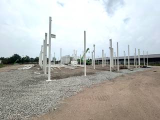 <strong><u>VERGUND PROJECT - *** LAATSTE UNITS TE KOOP ***</u></strong>: Het nieuw te realiseren bedrijvenpark <strong>STEEN</strong> in Laarne omvat <strong>15 KMO-units</strong> met oppervlaktes van <strong>210 m² tot 1.810 m²</strong>. Units kunnen bovendien gekoppeld worden tot grotere bedrijfsruimtes, wat dit project bijzonder geschikt maakt voor groeiende ondernemingen.<br /><br /><strong><u>Aangeboden unit:</u></strong> A.11 – 210 m² (incl. 2parkings)<br /><br />Het KMO-park is gelegen in de <strong>industriezone Laarne Veldmeers</strong>, centraal in de driehoek <strong>Gent – Wetteren – Destelbergen</strong>. De site is vlot bereikbaar via:
<ul>
<li><span>de <strong>R4</strong> (op slechts 5 minuten),</span></li>
<li><span>de <strong>E17 (afrit Beervelde)</strong>,</span></li>
<li><span>en met een snelle aansluiting naar de <strong>E40 (Klaverblad)</strong>.</span></li>
</ul>
<strong>Technische kenmerken</strong><br />De units (conform <strong>brandklasse C</strong>) worden gebouwd in een duurzame <strong>staalstructuur</strong>, gecombineerd met <strong>geïsoleerde beton- en sandwichpanelen</strong>, en zijn standaard uitgerust met onder meer:
<ul>
<li><span>vrije hoogte van <strong>6 meter</strong></span></li>
<li><span><strong>lichtstraat</strong> met rookluik</span></li>
<li><span><strong>automatische sectionale poort</strong> (ca. 4 m breed x 4,20 m hoog)</span></li>
<li><span><strong>afzonderlijke inkomdeur</strong></span></li>
<li><span><strong>polybetonvloer</strong></span></li>
<li><span><strong>individuele nutsvoorzieningen</strong> (elektriciteit en water)</span></li>
<li><span>minimum <strong>2 privatieve parkeerplaatsen per unit</strong> (inbegrepen in de prijs)</span></li>
</ul>
De <strong>bouwvergunning</strong> werd ingediend; <strong>oplevering</strong> is voorzien <strong>Q4 2026</strong> (onder voorbehoud).<br /><br /><strong>Interesse of vragen over de mogelijkheden?</strong><br />Neem gerust contact op met <strong>Thomas</strong>: 0475 32 51 89 - thomas@arcade-vastgoed.be