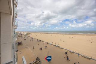 Droomt u van wonen aan zee met een adembenemend panoramisch uitzicht? Dan is dit appartement op de vierde verdieping van Residentie Osborne precies wat u zoekt. het appartement is gelegen in het bruisende centrum van Oostende, hier geniet u dagelijks van een uniek, frontaal zicht op zee en op wandelafstand van winkels, restaurants, openbaar vervoer en alle stadsvoorzieningen. Verder beschikt het appartement over een volledig uitgeruste keuken, twee volwaardige slaapkamers, een verzorgde badkamer, kelder, en gemeenschappelijke fietsenberging. Bent u op zoek naar een appartement op een absolute toplocatie met een uitzonderlijk uitzicht? Neem dan vandaag nog contact met ons op voor een bezoek.