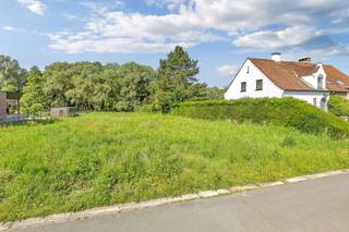 <p>In de Hopstraat bevindt zich deze <strong>gunstig gelegen bouwgrond voor een halfopen bebouwing</strong>, bestaande uit <strong>lot 1A (572,34 m²)</strong> en de achterliggende <strong>tuinzone lot 1B (240,50 m²)</strong>. Samen bieden beide percelen een totale oppervlakte van <strong>812,84 m²</strong>. Een grote troef is het achterliggende uitzicht op het groen en de verkeersluwe straat. De verkaveling laat de oprichting toe van een <strong>halfopen eengezinswoning</strong> met een <strong>maximale bouwdiepte van 15 meter op het gelijkvloers en 12 meter op de verdieping</strong>. De woning mag bestaan uit <strong>maximaal twee volwaardige bouwlagen</strong> en kan zowel met een <strong>plat dak</strong> als met een <strong>hellend dak (25° tot 45°)</strong> worden uitgevoerd. In de voortuin kan een oprit en parkeerplaats worden aangelegd in waterdoorlatende materialen. Achteraan zijn afsluitingen en een tuinmuur toegelaten volgens de verkavelingsvoorschriften.</p><p></p>