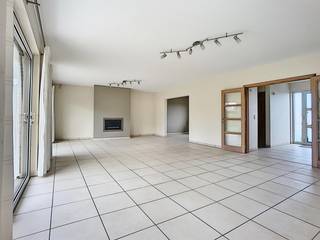 Prachtige moderne villa gebouwd in 2008 op een zuidgericht perceel van +/- 8 are, gelegen in een residentiële straat dicht bij openbaar vervoer...