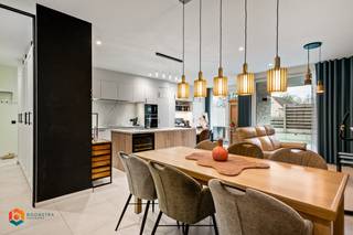 Op een rustige locatie te Hulshout bevindt zich dit ruim en energiezuinig gelijkvloers appartement met 2 slaapkamers, ruime tuin en zowel...