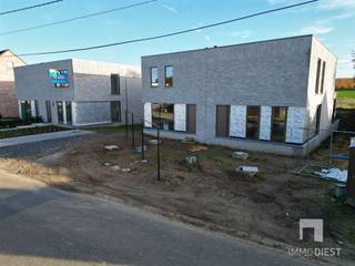 <p><span>Deze knappe nieuwbouwwoning in moderne architectuur maakt deel uit van project 'La Vue' (Struikstraat 77A, 77B, 77C en 77 D in Assent). </span></p><p><span> </span></p><p><span>Woning Struikstraat 77B</span><span> heeft 178 m² woon- en leefruimte en omvat:</span></p><p><span>- kruipkelder</span></p><p><span>- gelijkvloers: inkomhal, gastentoilet, eetruimte, centrale keuken, leefruimte met bureel, ruime berging</span></p><p><span>- verdieping: drie volwaardige slaapkamers, nachthal met lichtstraat die als dressing kan dienen, een complete badkamer, apart toilet en technische berging</span></p><p><span> </span></p><p><span>Buiten beschikt u over een zeer ruim en zonnig terras met zicht en toegang naar de tuin.</span></p><p><span>De tuin wordt ingezaaid en gescheiden met een aangeplante haag. Vooraan zijn er eveneens verhardingen en planten voorzien.</span></p><p><span>Dit alles op een perceel grond van 1024 m² met een prachtig groen zicht op de Hagelandse velden.</span></p><p><span> </span></p><p><span>Kwaliteiten</span></p><p><span>+ lichtrijk (maximale lichtinval dankzij de grootte raampartijen);</span></p><p><span>+ grote leefruimte (met ruimte voor een bureau);</span></p><p><span>+ uniek zuidgericht terras (met prachtig perspectief);</span></p><p><span>+ zeer energiezuinig: label A (goed voor een besparing op uw energiefactuur + op de onroerende voorheffing);</span></p><p><span>+ duurzaam: zonnepanelen met warmtepomp voor verwarming, warm water én koeling;</span></p><p><span>+ landelijke zichten en toch vlakbij Bekkevoort en Diest;</span></p><p><span>+ op 5 minuten van de snelweg Genk-Leuven-Brussel-Antwerpen</span></p><p><span>+ aan de voet van het mooie Hageland, de verborgen parel van Vlaanderen, waar heuvels fluisteren en wijnranken zingen.</span></p><p><span> </span></p><p><span>Zeer knappe luxe afwerking. U kan de woning nog volledig naar uw hand zetten. Maak je eigen keuzes bij de aangestelde toonzalen (keuken, sanitaire uitrusting, vloeren, faiences en binnendeuren).</span></p><p><span>Indien gewenst kan u deze woning ook casco of casco+ kopen. Meer info op aanvraag te verkrijgen.</span></p><p><span> </span></p><p><span>Deze woning is klaar voor de toekomst. </span></p><p><span> </span></p><p><span>La Vue is een nieuw architectuurproject van Mint Projects.</span></p><p><span>Verkoop door Immo Diest, samen thuis in vastgoed.</span></p><p><span>De koper staat centraal. </span></p><p><span>Meer info en een bezoek? Aarzel niet, bel Immo Diest: 013 31 25 22.<br />Wij laten u de woning graag na afspraak bekijken.<br /><br /></span></p>