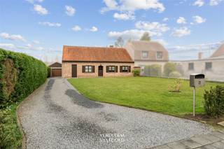 <p><span>Hoevewoning met schuur en uniek zicht op weilanden en knotwilgen<br /></span><span>Nieuwe prijs<br /><br />Deze charmante woning vindt haar oorsprong in een authentieke Vlaamse hoeve. <br />Achter de gevel schuilt een thuis waar sfeer en ruimte hand in hand gaan.<br />De grote voortuin is het visitekaartje voor wie houdt van landelijk wonen: een plek voor fruitbomen of grazende schapen.<br />Ook in de achtertuin, met een praktisch schuurtje inclusief garage, kijk je uit over de omliggende weilanden, met de kerktoren van Nevele als herkenningspunt in de verte.<br />Binnen word je verwelkomd in een ruime leefruimte met gaskachel en aansluitend de keuken. <br />Verder op het gelijkvloers een badkamer, nachthal, twee volwaardige slaapkamers en een wasplaats/berging. <br />Op de verdieping bevindt zich een derde, ruime slaapkamer en een grote zolder die tal van mogelijkheden biedt.<br /><br /></span><span>Troeven<br /></span><span>/ nieuwe prijs<br />/ tuin met unieke zichten<br />/ charme en sfeer<br />/ schuur of atelier<br />/ rustige, landelijke ligging<br /><br /></span><span>Ligging<br /></span><span>Deze woning in hoevestijl situeert zich tussen Nevele en Vosselare. <br />Verschillende lokale voorzieningen zoals winkels, supermarkten, scholen, bakker en slager, bevinden zich op wandelafstand. <br />Ook Gent is makkelijk te bereiken via de E40 en het openbaar vervoer (bus, trein).<br /><br /><br /></span></p>
