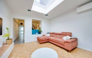 <p><span>Centraal gelegen, instapklaar huis in Hemiksem met 3 slaapkamers en gezellige tuin. </span></p><p><span>Een toffe leefruimte, praktische indeling en een gezellige buitenruimte. </span></p><p><span>Openbaar vervoer, scholen, winkels en trein in de nabije omgeving.</span></p><p><span> </span></p><p><span>Indeling :</span></p><p><span> </span></p><p><span>gelijkvloers :</span></p><p><span>- inkomhal </span></p><p><span>- badkamer</span></p><p><span>- woonkamer</span></p><p><span>- leefkeuken</span></p><p><span>- terras</span></p><p><span>- tuin</span></p><p><span>- kelder</span></p><p><span> </span></p><p><span>eerste verdieping :</span></p><p><span>- slaapkamer 1</span></p><p><span>- slaapkamer 2</span></p><p><span> </span></p><p><span>tweede verdieping (zolderkamer met vaste trap)</span></p><p><span>- slaapkamer 3</span></p><p><span> </span></p><p><span>Troeven:</span></p><p><span>- ramen PVC dubbele beglazing 2015</span></p><p><span>- gunstig EPC-attest (B-label)</span></p><p><span>- airconditioning</span></p><p><span>- centrale verwarming op gas </span></p><p><span>- beschikbaar bij akte</span></p><p><span> </span></p><p><span> </span></p><p><span>Ben jij geïnteresseerd in dit huis te koop in Hemiksem, ben je op zoek naar ander vastgoed of wens je de waarde van jouw eigendom te kennen? Dan ben je bij BOLT immo aan het juiste adres! Wij helpen jou graag verder.</span></p><p><span> </span></p>