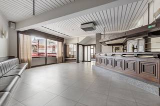 Te koop horecapand op toplocatie + garage in Sint-Kruis met terras en nabijheid parking.- Topligging: gelegen in het bruisende hart van...