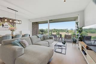 <p>Welkom in dit stijlvolle en instapklare appartement aan de Hundelgemsesteenweg 264A in Ledeberg, Gent.</p><p>Dit recente appartement, opgeleverd in 2021, combineert hedendaags wooncomfort met een uitzonderlijk gevoel van rust, licht en ruimte. De ligging aan de Schelde zorgt voor een aangename woonbeleving, met een groen en open uitzicht dat meteen in het oog springt.</p><p>Een absolute troef is het prachtige Scheldezicht. Vanuit de leefruimte en het ruime terras kijkt u uit over het water en het omliggende groen. Dit open zicht geeft het appartement een bijzonder ruimtelijk en rustgevend karakter, en maakt van het terras een plek waar u op elk moment van de dag graag vertoeft.</p><p>Het appartement bevindt zich in uitstekende staat en werd afgewerkt met duidelijk oog voor kwaliteit. De hoogwaardige afwerking vormt een belangrijke meerwaarde.</p><p>De bewoonbare oppervlakte bedraagt 94 m², aangevuld met twee aangename terrassen van respectievelijk 12 m² en 4 m². Zo beschikt u over een comfortabele binnenruimte én volwaardige buitenruimte, met een sterke connectie met het water en de groene omgeving.</p><p><span>Indeling</span><br />Via de inkomhal betreedt u het appartement en komt u terecht in de lichtrijke leefruimte met grote raampartijen. De open, volledig uitgeruste keuken sluit mooi aan op de leefruimte en maakt van deze plek het hart van het appartement. <br />Vanuit de leefruimte heeft u rechtstreeks toegang tot het ruime terras met open zicht op de Schelde en het groen. Hier geniet u in alle rust van het uitzicht, de stilte en de ruimte rondom u.<br />Verder beschikt het appartement over een gastentoilet, een stijlvolle badkamer en twee volwaardige slaapkamers. Eén van de slaapkamers geeft uit op het tweede terras, wat zorgt voor extra buitenruimte en een aangename verbinding tussen binnen en buiten.<br />Daarnaast beschikt het appartement over een privatieve autostaanplaats en een gemeenschappelijke fietsenberging, wat het wooncomfort compleet maakt.</p><p><span>Troeven</span><br />• Recent en instapklaar appartement, opgeleverd in 2021<br />• 94 m² bewoonbare oppervlakte<br />• Lichtrijke leefruimte met grote raampartijen<br />• Hoogwaardige afwerking met duidelijke meerwaarde tegenover standaard nieuwbouw<br />• Zeer ruim terras aan de leefruimte en tweede terras aan de slaapkamer<br />• Prachtig open Scheldezicht met groen en rustgevend uitzicht<br />• Uitstekende ligging tussen Gent-centrum en de Scheldevallei<br />• Winkels, scholen, openbaar vervoer en horeca op wandel- en fietsafstand<br />• Vlotte verbinding naar Gent-centrum, E17 en E40<br />• Privatieve autostaanplaats en gemeenschappelijke fietsenberging<br />• Ideaal als eigen woonst én als duurzame investering<br />• Vrij bij akte<br />• Vraagprijs: € 459.000</p><p>Een zeldzame combinatie van nieuwbouwcomfort, hoogwaardige afwerking en een blijvend open zicht op de Schelde.</p><p><span>Contact</span><br />Meer informatie of een bezoek? Contacteer Els: 0496/10.65.76 of els@heritagevastgoed.be</p>