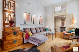 Dit karaktervolle pand, in de theaterbuurt om de hoek van het Mechelseplein en de Leopoldplaats , werd door de jaren heren mooi onderhouden en...