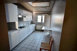 Handelspand + Duplexappartement in centrum Nijlen . Het handelspand van 76 m² op het gelijkvloers omvat een grote raampartij , winkelruimte , keuken...