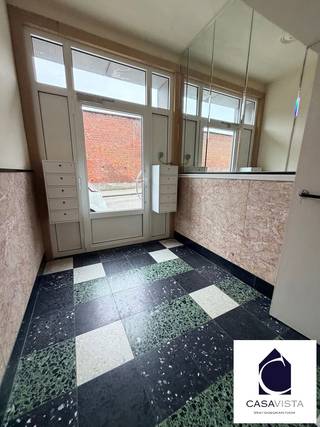 TOTAAL VERNIEUWD 2-SLPK APP GELIJKVLOERSE VERDIEPING. In de residentie MILDRED , aan de stadsrand vind je dit lichtrijk appartement op de GELIJKVLOERSE verdieping. Praktische inkomhal met toegang tot alle ruimtes : keuken, 2 slaapkamers (waarvan 1 uitgerust met eigen lavabo), badkamer (met douche en wc) en living. Het appartement kenmerkt zich door de grote lichtinval en uiterst ruimtelijk gevoel. De elektriciteit is conform en de algemene afwerking is zeer eigentijds. Overal dubbel glas, CV gas via collectieve recent gas ketel en radiatoren uitgerust met digitale ISTA-meters. Dit leidt tot een zeer gunstig C-level voor het EPC. Tot de privatieve eigendom behoort ook nog een vrij ruime (6m2) privatieve kelder van . Momenteel verhuurd aan 790euro (lasten inbegrepen) wat van het geheel - aan deze vraagprijs - een zeer rendementsvol vastgoed maakt. Vraag snel een bezoek aan met vastgoedmakelaar Cedric door telefoon op 05412500