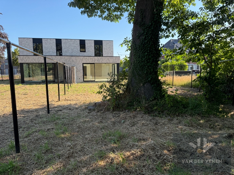 Ruime en volledig afgewerkte half open BEN-woning met 3 slaapkamers te bewonderen in het gezellige Kermt - foto 5