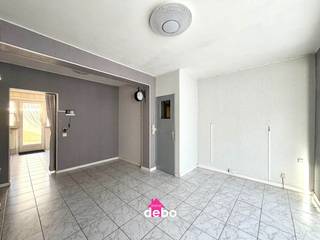 Gelegen op een goede en vlotte locatie in Oostende, bevindt zich deze charmante woning met ruime garage en veel mogelijkheden. <br /><br />Indeling:<br />Gelijkvloers: Een grote garage van 60 m² met sectionale poort – ideaal voor wagens, fietsen, hobby’s of extra opslag.<br />Eerste verdieping: Een lichtrijke leefruimte met aansluitend een recente, volledig uitgeruste keuken.<br />Tweede verdieping: Een zeer ruime badkamer met bad, douche en toilet, een grote slaapkamer en een extra kamer die perfect dienst kan doen als kinderkamer of berging.<br />Zolder: Bereikbaar via een vaste trap, met mogelijkheid om twee extra slaapkamers te creëren.<br /><br />Troeven:<br />EPC-label D<br />Zeer recente verwarmingsketel<br />Goede ligging nabij winkels, openbaar vervoer en invalswegen<br />Ruime garage van 60 m²<br />Veel uitbreidingsmogelijkheden op de zolderverdieping<br /><br />De woning is structureel in goede staat en vraagt enkel een lichte opfrissing om ze helemaal naar eigen smaak af te werken. Een mooie kans voor wie op zoek is naar een betaalbare woning met potentieel in een aantrekkelijke buurt van Oostende.