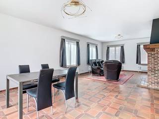 Bent u op zoek naar een ruime gezinswoning met mooie tuin? Dan is dit huis zeker iets voor u! De kinderen kunnen naar hartenlust ravotten in de...