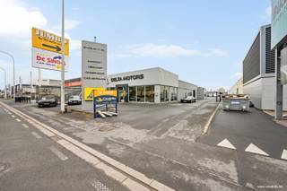 Dit commercieel gelegen bedrijfsgebouw met veel lichtinval heeft een showroom van ca. 560m², berging en bureelruimte met kitchenette.Automatische...