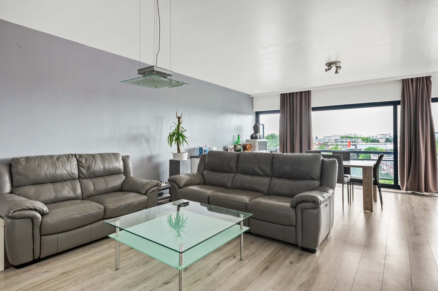 Instapklaar appartement met 2 slaapkamers, terras en autostaanplaats op centrale ligging in Merksem! - foto 2
