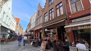 <strong>BRUGGE GOUDEN DRIEHOEK</strong> - <strong>OPBRENGSTEIGENDOM</strong> ( <strong>HORECAPAND </strong>met <strong>TERRAS </strong>en <strong>Woongelegenheid ) </strong>te koop op een uitstekende commerciele en <strong>TOERISTISCHE TOPLIGGING</strong> in het historische <strong>centrum van Brugge</strong>, op wandelafstand van de grote Markt. en de twee belangrijkste winkelstraten van Brugge, de Steenstraat en de Geldmuntstraat. Voorheen uitgebaat als restaurant<br />+ Uitstekende mobiscore 9,4 op 10!<br /><br />Omvat een gelagzaal met een capaciteit van 30 personen, open bar, volledig vernieuwde en ingerichte keuken met afwasgedeelte, kelderverdieping met toiletten en opslagruimte en een terras met plaats voor 14 personen. <br />De woonst, met afzonderlijke toegang, omvat een overloop, afzonderlijk toilet, woonkamer, keuken, een slaapkamer en een badkamer. op de zolderdieping vinden we nog 2 slaapkamers, een badkamer en een zolderruimte. <br />Dit pand is mogelijks onderhevig aan de renovatieplicht van niet-residentieel vastgoed, opgelegd door de Vlaamse overheid. <br />Gvg,Wche,Gmo,Gvkr,Gvv<br />P-score=A G-score=A <br /><br />Bruikbare vloeroppervlakte : 184 m²<br />Totale oppervlakte : 102 m²