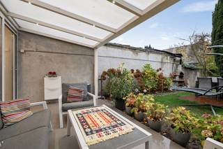<p>Located in a quiet and pleasant residential neighbourhood known for its family-friendly character, you will discover this home, renovated in 2020 with great attention to detail and modern comfort.</p>
<p>In addition to its timeless and sleek look, this house offers many other advantages! A generous living area, a large garage, and not to forget, a particularly cosy garden. The tiled terrace invites you to relax, while the green lawn forms an ideal play area for children.</p>
<p>Through the entrance hall, you enter the expansive living space featuring a trendy open kitchen, practically equipped with a cooking island. On the ground floor, you will also find a stylish bathroom, beautifully finished with refined black details.</p>
<p>The stately staircase leads you to the upper floors, where no fewer than 4 spacious bedrooms await. Two of them enjoy additional luxury thanks to their ensuite bathrooms, creating the ultimate hotel feeling.</p>
<p>This is an opportunity you don’t want to miss, so be sure to schedule a visit soon!</p>
<p>Technical information: Garden shed included! The garage has a convenient vehicle inspection pit. Central heating on gas via a condensing boiler, insulated floors, mainly HR glazing in PVC.</p>
<p>Urban planning information, soil certificate and asbestos certificate are pending. Not located in a flood risk zone (P- and G-score A). Renovation obligation not applicable.</p>