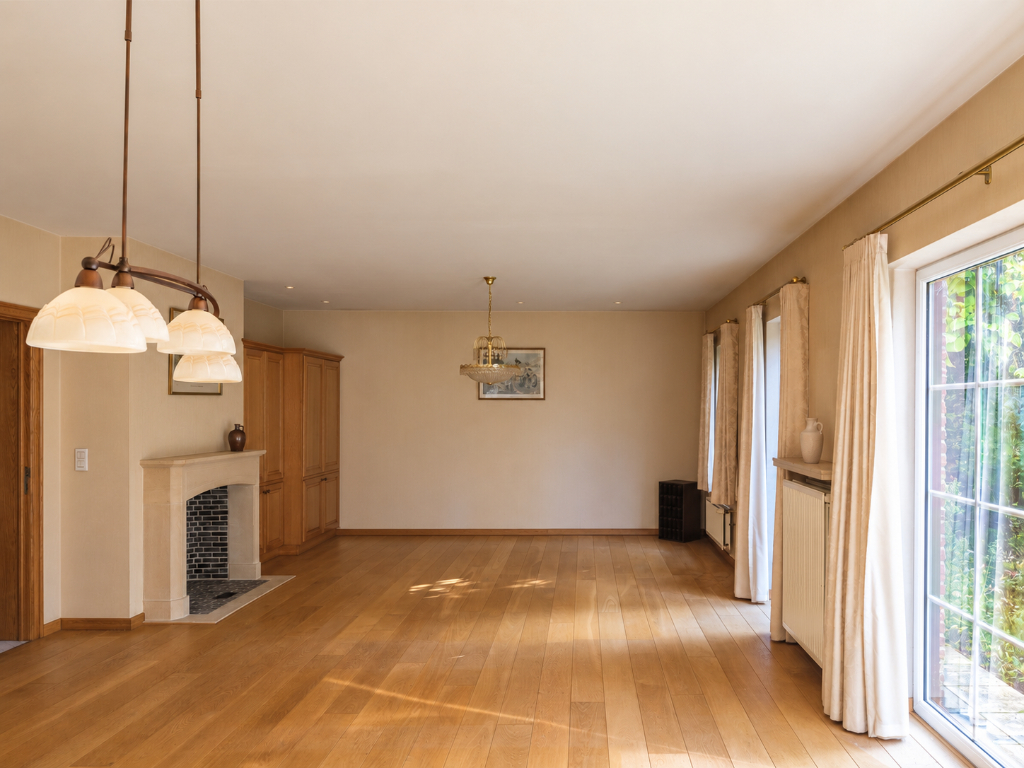 Vrijstaande villa (BJ 2001) met onder meer 6 slaapkamers, 2 badkamers en een dubbele inpandige garage - foto 4