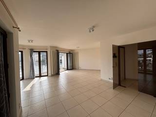 Dit prachtig en ruim appartement is gelegen op de eerste verdieping, bevindt zich in het hartje van Blankenberge en biedt antwoord op de vragen...