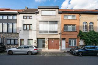 <p>Deze instapklare woning met magazijn is gelegen op een uitstekende locatie. Alle dagelijkse voorzieningen, zoals supermarkten, scholen, openbaar vervoer en buurtwinkels, bevinden zich op wandelafstand. Ook voor ontspanning hoef je niet ver te gaan: zowel het Tondelierpark als het Rabotpark liggen op slechts 5 minuten wandelen van de woning.<br /><br />De indeling is als volgt:<br /><br />Je komt de woning binnen via de ruime inkomhal, verder op het gelijkvloers bevindt zich de ruime garage met plaats voor twee auto's. Dankzij de hoge doorrijhoogte van de garagepoort is er ook voldoende ruimte om grotere wagens binnen te parkeren. Ook heb je op het gelijkvloers toegang tot het magazijn deze is ideaal voor hobbyisten of kleine zelfstandigen. De woning geniet ook van een gezellige buitenruimte.<br /><br />Op de eerste verdieping bevindt zich de lichtrijke leefruimte. Vanuit de leefruimte heb je toegang tot de keuken.<br /><br />Op de tweede verdieping bevinden zich drie slaapkamers, waarvan één zeer ruime, en een badkamer.<br /><br />Beschikbaar bij akte.<br /><br />Interesse in deze unieke opportuniteit? Contacteer Top Vastgoed voor een bezoek op het nummer 0475 700 700.</p>