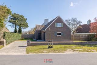 Op een uitzonderlijke locatie aan de rand van de duinen van Oostduinkerke bevindt zich deze alleenstaande villa, waar rust, natuur en comfort samenkomen in een unieke woonomgeving.<br /><br />De woning beschikt over vier volwaardige slaapkamers en twee badkamers, ideaal voor gezinnen of wie graag gasten ontvangt in alle comfort. Dankzij de grote raampartijen geniet u van een overvloed aan natuurlijk licht, wat bijdraagt aan een open en aangename sfeer in de leefruimtes.<br /><br />De villa is uitgerust met hedendaags comfort en combineert functionaliteit met een tijdloze uitstraling. De ruime tuin, met een prima oriëntatie, vormt een perfecte plek om te ontspannen en te genieten van de rustige, groene omgeving.<br /><br />De ligging is werkelijk fantastisch: op wandelafstand van de duinen en de zee, en toch vlot bereikbaar met alle voorzieningen in de nabijheid. Gelet op de aanwezigheid van zowel een inpandige garage als een eigen oprit is het comfort optimaal om vlot overal te geraken én uw wagen evenzeer weer te kunnen parkeren zonder zorgen.<br /><br />Een zeldzame eigendom waar natuur, ruimte en woonkwaliteit elkaar perfect aanvullen aan de Belgische kust. Gezien er slechts sporadisch soortgelijke villa's te koop worden aangeboden én deze villa over een prima prijs/kwaliteitsverhouding beschikt is dit uw kans!<br /><br />EPC: 308.