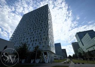 <p><strong>Topappartement met panoramisch uitzicht over Antwerpen!</strong></p>
<p>Op zoek naar een stijlvol appartement met <strong>fenomenaal uitzicht</strong>, veel licht en alle comfort?<br />Dit sfeervolle appartement van ca. 81 m² (incl. terras) bevindt zich op de 20ste verdieping van een van de mooiste woontorens van Antwerpen en biedt een <strong>panoramisch zicht richting het Eilandje en het stadscentrum</strong>.</p>
<p><strong>Troeven</strong></p>
<ul>
<li>Warme parketvloer over de hele woning</li>
<li><strong>Twee</strong> ruime <strong>slaapkamers</strong></li>
<li>Hoge plafonds en overvloedig lichtinval</li>
<li>Tof <strong>terras van 15 m²</strong> toegankelijk vanuit zowel de woonkamer als de slaapkamers</li>
<li>Compacte, volledig ingerichte open keuken (vaatwasser, kookplaat, dampkap, koelkast met vriesvak)</li>
<li>Grote badkamer met inloopdouche, lavabo en toilet</li>
<li>Afzonderlijke berging met aansluiting voor wasmachine</li>
</ul>
<p>Ondergronds vindt u een <strong>kelderberging (B192 op -2)</strong> en een <strong>autostaanplaats (P69 op -1), </strong> deze laatste is <strong>verplicht bij aan te kopen à €27.000</strong>. Er zijn bovendien <strong>drie fietsstalplaatsen</strong> inbegrepen (*).</p>
<p><strong>Comfortabel wonen met zorgeloze opbrengst.</strong></p>
<p>Het appartement is sinds 1 maart 2023 verhuurd aan €875 + €100 provisie algemene kosten.<br />De verhuur verloopt via een poolsysteem, wat betekent dat de opbrengst (na kosten) verdeeld wordt onder alle eigenaars die verhuren. Geen zorgen dus: ook bij tijdelijke leegstand blijft u genieten van een stabiele opbrengst.</p>
<p><strong>Technisch &amp; financieel</strong></p>
<ul>
<li>Verwarming op gas via collectieve installatie met individuele calorimeters</li>
<li>Individuele meters voor water en elektriciteit</li>
<li>Gemiddelde <strong>algemene kosten: ca. €143/maand (exclusief verwarming)</strong></li>
<li>EPC, elektriciteitskeuring, plannen en pre-verkoopinfo beschikbaar onderaan deze pagina</li>
</ul>
<p><strong>Prijs</strong></p>
<ul>
<li>Appartement: <strong>€239.000</strong></li>
<li>Autostaanplaats: <strong>€27.000</strong> (verplicht bij aankoop)</li>
</ul>
<p></p>
<p>Een instapklaar appartement met ruim terras, prachtig uitzicht én zorgeloze investering. Wil je meer weten of een bezoek inplannen? Neem vandaag nog contact met ons op!</p>
<p></p>