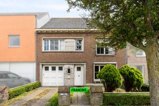 Op een rustige en gegeerde locatie in Mariakerke bevindt zich deze ruime gezinswoning met een bewoonbare oppervlakte van maar liefst 253 m² op een perceel van 661 m². Dankzij de royale ruimtes, de diepe zuidoostgerichte tuin en de uitstekende ligging vormt deze woning de ideale basis voor wie op zoek is naar een renovatieproject met bijzonder veel potentieel.<br /><br />Via de inkomhal komt u terecht in de eerste woonkamer, die aansluit op een tweede leefruimte of eetplaats. Aansluitend bevindt zich de keuken, met daarachter een ruime berging die heel wat praktische opbergruimte biedt. Vanuit de woning geniet u van een prachtig zicht op de ruime, rustig gelegen tuin met zuidoostoriëntatie, waar u de hele dag door van de zon kunt genieten. Verder beschikt de woning over een garage en een handige kelder.<br /><br />Op de eerste verdieping bevinden zich vier volwaardige slaapkamers en een badkamer. De tweede verdieping biedt nog twee extra slaapkamers en een zolderruimte, waardoor deze woning bijzonder geschikt is voor grote gezinnen, een vrij beroep, een hobbyruimte of een thuisbureau.<br /><br />De woning werd gebouwd in 1957 en beschikt over een EPC-label F (652 kWh/m² jaar). Dit biedt de nieuwe eigenaar de mogelijkheid om de woning volledig naar eigen smaak te renoveren en tegelijk te investeren in een energiezuinige toekomst.<br /><br />De woning is gelegen op een absolute toplocatie in Mariakerke, in een rustige woonomgeving op korte afstand van winkels, scholen, openbaar vervoer, het strand en de belangrijkste invalswegen. Hier geniet u van een aangename combinatie van rust, ruimte en een uitstekende bereikbaarheid.<br /><br />Met haar ruime volumes, sterke ligging en talrijke mogelijkheden is dit de ideale woning voor wie een karaktervolle gezinswoning volledig naar eigen smaak wil renoveren.<br /><br />Interesse in deze woning? Contacteer Justin Werniers voor een bezoek of een vrijblijvende schatting van uw eigen woning via 0474 05 59 25 of justin@immofrancois.be.<br /><br />