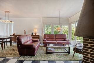 Deze te renoveren woning, gelegen in de Nieuwe Wandeling 4 te Koksijde, bevindt zich vlakbij de Hoge Blekker duinen. Het huis beschikt over maar liefst 5 slaapkamers en een ruime garage/kelder. Het zuidgericht perceel (1192m²) leent zich eventueel tot een verkaveling met extra perceel aan de James Ensorlaan. <br /><br />Op zoek naar interessante immo te Koksijde? Lees dan zeker verder!<br /><br />INDELING<br />> Gelijkvloers:<br />- inkomhal<br />- lichtrijke leefruimte met houthaard, ingedeeld in eet- en zitplaats<br />- keuken<br />- apart toilet <br />- 3 slaapkamers<br />- badkamer<br /><br />> Eerste verdieping<br />- 2 slaapkamers<br />- ruimte voor toilet<br /><br />Verder zijn er een een ruime garage (4,3m x 6m) en kelder (15m²) aanwezig.<br /><br />TROEVEN<br />+ Residentiële ligging nabij de Hoge Blekker, tevens op wandelafstand van het centrum <br />+ Woning met tal van mogelijkheden, mede door de 5 aanwezige slaapkamers<br />+ In 2025 werd een nieuwe CV-ketel geïnstalleerd<br />+ Ruim zongericht perceel van 1192m², eventueel te splitsen (mits verkavelingsvergunning)<br /><br />Interesse in deze woning te koop in Koksijde? Aarzel dan zeker niet contact op te nemen met de dossierverantwoordelijke Sarah Velle via 0470 10 52 78 of sarah.velle@dewaele.com. <br /><br /><br />Dit pand is onderworpen aan de renovatieverplichting van de Vlaamse overheid voor residentiële gebouwen (behoudens bij sloop binnen 5 jaar na de aankoop). Consulteer voor meer informatie de website van het Vlaams Energie- en Klimaatagentschap via https://www.vlaanderen.be/een-woning-kopen/renovatieverplichting-voor-residentiele-gebouwen<br /><br />Bestuursmaatregelen in het maatregelenregister: nee