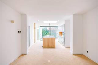 <p><span>SINT NIKLAAS – Vous cherchez une maison entièrement rénovée près du centre ville ? Ne cherchez plus — vous avez trouvé !</span></p><p><span> </span></p><p><span>Quelques atouts du bien :</span></p><p><span>- Rénovation totale en 2025<br />- Terrasse ensoleillée (orientation sud)<br />- Efficacité énergétique (EPC 171 – label B)<br />- 3 chambres à coucher complètes<br />- Belle façade authentique<br />- Nombreux parkings dans la rue</span></p><p><span> </span></p><p><span>Derrière la charmante façade authentique se cache un bijou entièrement rénové !</span></p><p><span>Aménagement du rez-de-chaussée:</span><span><br /> Vous entrez dans la maison par le hall d'entrée avec des carreaux de mosaïque authentiques. Ensuite, vous trouverez la luxueuse salle de bains avec baignoire sur pieds, toilettes, douche à l'italienne et lavabo. Vous entrez dans le salon lumineux avec la cuisine ouverte, équipée d'un îlot de cuisson avec coin salon, d'appareils électroménagers intégrés et de nombreux placards. À l'arrière, vous bénéficiez d'une terrasse ensoleillée.</span></p><p><span> </span></p><p><span>Premier étage:</span><span><br />Afterspace avec accès à deux chambres spacieuses.</span></p><p><span> </span></p><p><span>Deuxième étage:</span><span><br />Une troisième chambre particulièrement spacieuse.</span></p><p><span> </span></p><p><span>En bref :</span><span> une maison rénovée de grande qualité, prête à l'emploi, dans un emplacement de choix !</span></p><p><span>Intéressé(e) ? Contactez rapidement l'agent immobilier Axel Lenaerts pour plus d'informations!<br /><br /></span></p><p><span>Prix demandé : €314.000</span></p><p><span> </span></p>