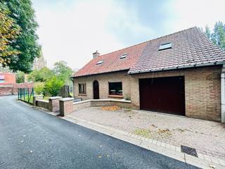 Langemark-Poelkapelle: rustig gelegen woning met garageIndeling: inkomhal, bureau of slaapkamer, berging, living, keuken, wasruimte, garage en...