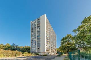<p><span> This well-maintained apartment is located on the fifth floor </span><span>in a central location on </span><span>Potvlietlaan</span><span> in </span><span>Berchem</span><span>. Here, you’ll live in a pleasant residential area </span><span>,</span><span> close to the lively </span><span>Zurenborg</span><span> neighborhood </span><span>, with shops, restaurants, schools, and public transportation nearby. Thanks to easy access to major thoroughfares and downtown Antwerp, you’ll also enjoy excellent connectivity.</span></p><p><span> You enter the apartment </span><span>through the entry hall, which features stylish </span><span>coat closets</span><span>. The spacious and light-filled </span><span>living area, with its hardwood floors</span>,<span> offers a beautiful panoramic view and, like the other rooms, opens directly onto the </span><span>terrace that spans the full width</span><span> of the apartment </span><span>. Thanks to its high floor level, you’ll enjoy an open and spacious feel here.</span></p><p><span>The apartment features a </span><span>kitchen-diner</span><span> with ample cabinet space and a beautiful stainless-steel sink with </span><span>a Grohe kitchen faucet</span><span>. Cooking is possible </span><span> using </span><span> either </span><span>gas</span><span> or </span><span>electricity (380V)</span><span>.</span></p><p><span>There is also a </span><span>spacious bedroom</span><span>, a separate </span><span>toilet with a hand sink</span><span>, and a bathroom with </span><span>a sink and shower</span><span>. The original second bedroom was incorporated into the living area, creating an exceptionally spacious living room. If desired, this space can be reconfigured as a second bedroom.</span></p><p><span>The apartment has recently been further refreshed and is </span><span>move-in ready and well-maintained</span><span>. Among other things, new </span><span>Belisol windows</span><span>, secure patio railings, a new videophone system, and sturdy interior doors </span><span> have been </span><span> installed. The security door at the entrance provides extra peace of mind. </span><span>Fiber-optic cabling for TV and internet</span><span> is</span><span> also </span><span> available.</span></p><p><span>Highlights:</span></p><ul><li><span>Panoramic view</span><span> with</span><span>a large terrace spanning the full width</span><span> </span></li><li><span>Potential for </span><span>2 bedrooms</span><span> </span></li><li><span>New windows and patio railings, new videophone, and security door </span></li><li><span>Underground parking space included</span><span> and </span><span>private basement storage</span><span> </span></li></ul><p><span> </span></p><p><span>A well-maintained and bright apartment with an exceptional terrace and every comfort within easy reach.</span></p>