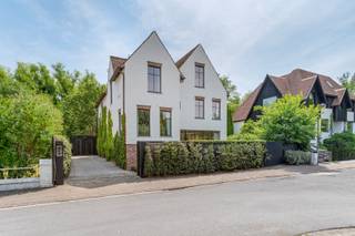 Nichée dans un environnement verdoyant et particulièrement paisible, cette villa récente bénéficie d’une situation privilégiée, à proximité du Zwin et de la place Oosthoek. Construite avec des matériaux de qualité et dotée de finitions soignées, elle offre un excellent niveau de confort allié à une ambiance chaleureuse.<br /><br />Composition : <br />Le rez-de-chaussée se compose d’un hall d’entrée avec toilette séparée et vestiaire. La pièce de vie, baignée de lumière grâce à ses grandes fenêtres et ses hauts plafonds, comprend un coin salon avec cheminée à gaz, une cuisine ouverte entièrement équipée et une salle à manger. Une buanderie spacieuse avec raccordements pour lave- et sèche-linge attenant à la cuisine.<br />Le jardin, orienté plein soleil, dispose d’une terrasse et d’un abri pratique pour vélos.<br />Une première mezzanine accueille un bureau lumineux ainsi qu’un espace TV, offrant des zones supplémentaires de détente ou de travail.<br />Au 1er étage se trouvent quatre chambres confortables, chacune équipée d’une douche privative, d’un lavabo et de rangements intégrés, ainsi qu’un toilette séparée. Une seconde mezzanine dessert une cinquième chambre, agrémentée d’une sauna infrarouge, d’un toilette et d’une pièce technique.<br />Le 2e étage est entièrement dédié à la master bedroom : une somptueuse suite parentale comprenant une vaste chambre, un grand dressing, une luxueuse salle de bain (baignoire, douche et double lavabo) ainsi qu’un espace de rangement.<br />À l’extérieur, une allée privée offre un stationnement pour quatre véhicules.<br /><br />Une villa récente, pratique et confortable, située en lisière de forêt et offrant un cadre de vie agréable.<br /><br />Contactez Immo Bis sans tarder pour organiser une visite.