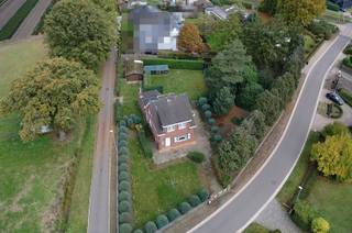 Te renoveren charmante woning met 3 slaapkamers op groot hoekperceel van circa 1.935 m². 

De woning bestaat gelijkvloers uit een inkomhal met rechte trap naar de bovenverdieping, de inkomhal geeft uit op een leefruimte met zit- en eethoek, achteraan is er een eenvoudige keuken met ontbijthoek en aanpalend een zomerkamer met zicht op de tuin. 

Achter de zomerkamer is er een wasruimte met toilet en lavabo, hier is ook de verwarmingsketel op stookolie geplaatst. 

De eerste verdieping bestaat uit een nachthal die uitgeeft op 3 ruime slaapkamers en een badkamer met wastafel en ligbad. 

De woning beschikt over een kleine kelder bereikbaar vanuit de keuken, onder de keldertrap is een elektrische boiler geplaatst.  

Stedenbouwkundige info en asbestattest zijn in aanvraag.

De woning is gelegen op wandel- en fietsafstand van het centrum van Tielen, winkels en openbaar vervoer (treinstation) en dit in een groene omgeving. 

Achteraan in de tuin staat een oud berghok/ garage.

Indien u meer informatie wenst of een plaatsbezoek, tel/ 014 71 50 08 of info@vastgoedpicavet.be
