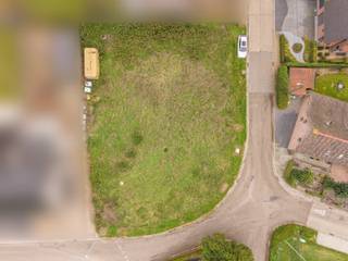 <p><strong>Bouwgrond van 682 m² voor open bebouwing op een rustige toplocatie.</strong><br />Met een uniek zicht op het "Kapelleke van Tongerlo en op wandelafstand van de dorpskern van Tongerlo.</p>
<p><strong>Ligging:<br /></strong>Op de kruising van de Geelse straat en Aarthof pal tegenover het zeer charmante Kapelleke.<br />De dorpskern van het levendige Tongerlo bevindt zich op wandelafstand.</p>
<p>Met een bouwzone van 15m op 9m is deze grond uiterst geschikt voor het realiseren van een charmante open bebouwing in deze rustige en landelijke gemeente. <br />Met 682m² is dit het ideale perceel voor het creëren van een ruime woning met een onderhoudsvriendelijke tuin. 1,5 bouwlaag en zadeldak zijn verplicht opgenomen in de bouwvoorschriften. Dit om het dorpskarakter te behouden.<br /><br /></p>
<p><strong>Bijzondere informatieplicht:</strong> Geen omgevingsvergunning voor stedenbouwkundige handelingen uitgereikt, woongebied, geen rechterlijke herstelmaatregel of bestuurlijke maatregel opgelegd, geen voorkooprecht ruimtelijke ordening, omgevingsvergunning voor het verkavelen van gronden uitgereikt.</p>