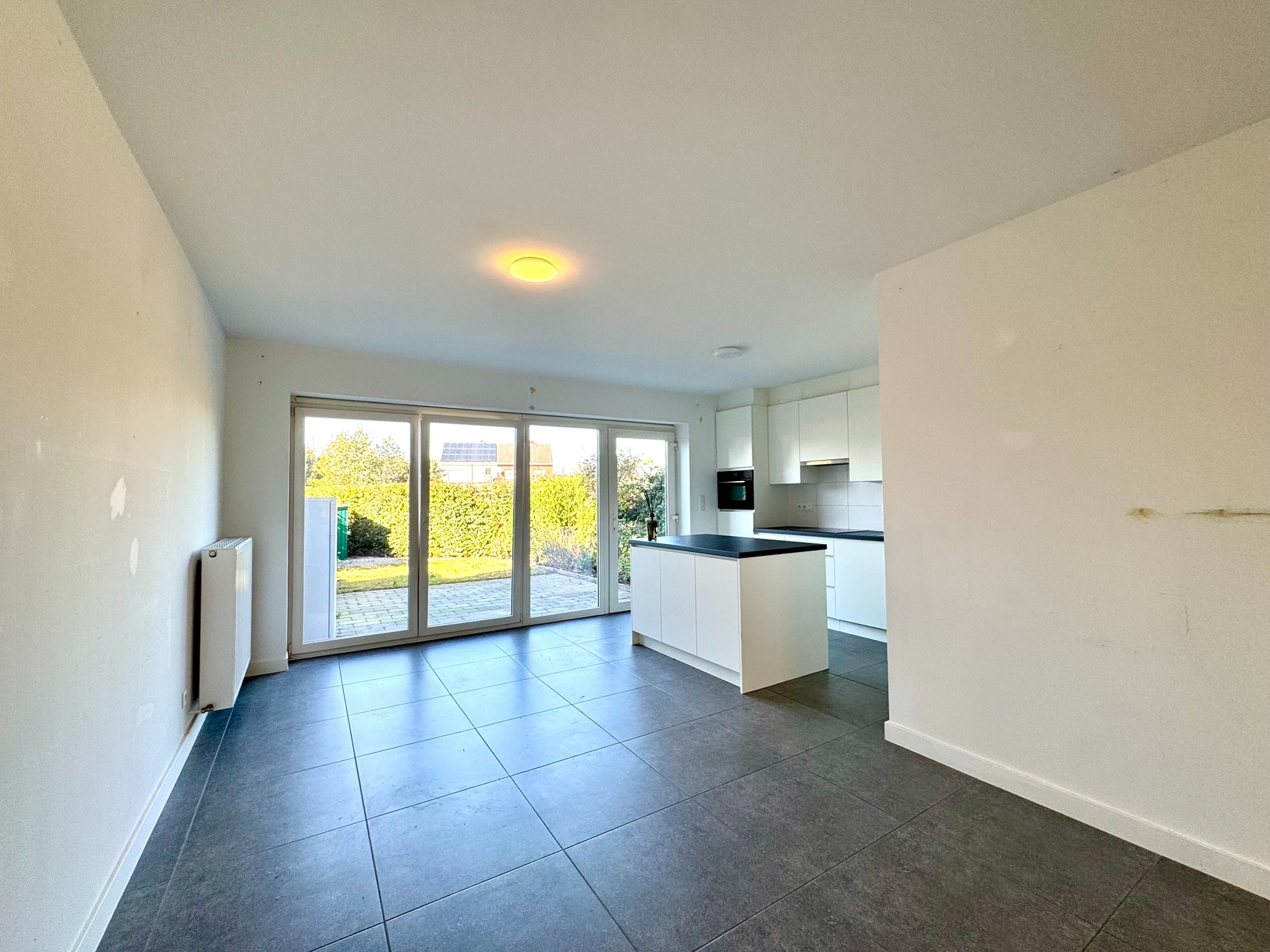 Recente woning met 3 slaapkamers, tuin en polyvalente zolder. - foto 5