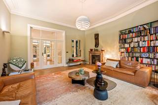 In één van de meest gegeerde residentiële buurten van Antwerpen bevindt zich deze luxueuze herenwoning in prachtige Beaux-Artsstijl—een echt...