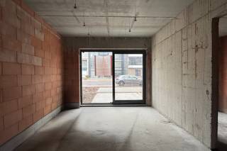 In het centrum van Zeveneken bevindt zich deze casco handelsruimte met woonst (of volledig als handelsruimte te benutten). De ruimte is...