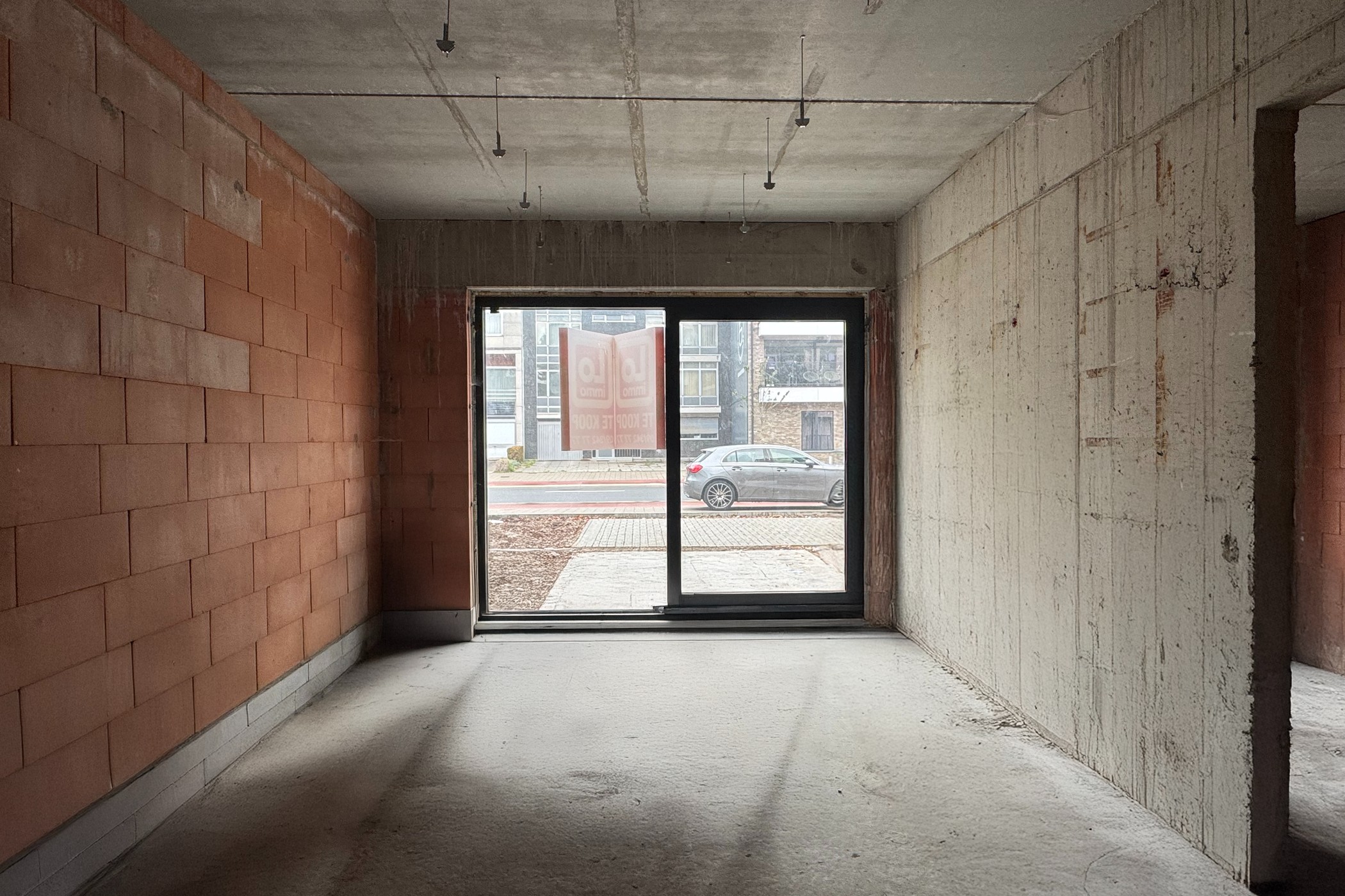 TE KOOP: +/- 150m² Casco handelsruimte in centrum Zeveneken-Dorp - foto 2