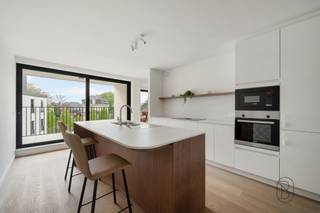 Op de hoek van de Kortrijkstraat en de Harelbeekstraat, vind je residentie Sint-Amandus: een prachtig nieuwbouwproject met 23 appartementen en 2 handelsruimtes. - Reeds 50% verkocht! - Dankzij de centrale ligging vlak bij de markt geniet je hier van alle voorzieningen binnen handbereik – van bakker en slager tot gezellige eetgelegenheden en winkels.<br /><br />De appartementen zijn ruim, licht en afgewerkt met duurzame kwaliteitsmaterialen. Grote raampartijen zorgen voor overvloedig daglicht en geven uit op een prachtige, groene binnentuin. De zonnige terrassen (tot wel 36 m²) bieden een heerlijke plek om te ontspannen met zicht op deze oase van rust.<br /><br /><br />Enkele sterke troeven:<br />- afwerking volledig naar eigen smaak en voorkeur<br />- energiezuinig en duurzaam<br />- mogelijkheid tot aankoop van een ondergrondse autostaanplaats met laadpunt<br />- winkels en faciliteiten op wandelafstand<br />- prachtige binnentuin als groene long<br /><br />✨ Bovendien kan je bij aankoop van dit appartement genieten van het verlaagde btw-tarief van 6% – een unieke kans om betaalbaar te investeren in kwalitatief wonen!<br /><br />Reserveer nu één van de laatste plaatsen:<br />📞 Guido – 0475 70 36 19