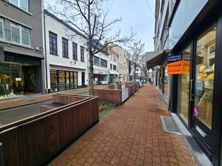 Handelspand op enkele passen van de hoofdwinkelstraat en de Grote Markt. Nuttige gelijkvloerse winkelruimte van ca. 72 m² + kelder ca. 40m² met...