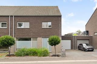 <p>Welkom aan de Molenbeekweg in Melsele, met aan de ene kant het park en aan de andere kant je eigen zwembad.<br />De woning ligt nl. recht tegenover het Molenbeekpark. Ideaal voor een wandeling, een rondje joggen of een uitstap met de kleinsten naar de speeltuin.<br /><br />In de inkomhal zorgen de ingemaakte kasten ervoor dat jassen, schoenen en tassen meteen uit het zicht verdwijnen.<br />Van hieruit wandelen we door naar de leefruimte.<br />Vooraan een zithoek, centraal meer dan voldoende plaats voor een lange eettafel en achteraan de keuken. Deze is volledig uitgerust en afgewerkt met een composiet werkblad en ingewerkte dubbele spoelbak. <br />Naast de keuken ligt een ruime berging met aansluitingen voor wasmachine en droogkast.<br />Vanuit de garage wandel je rechtstreeks naar de berging en de tuin. Auto binnen, boodschappen uitladen, schoenen uit en je staat bijna meteen in de keuken.</p>
<p>En dan de tuin. Want hoewel je aan de voorzijde al een volledig landschapspark cadeau krijgt, hebben de huidige eigenaars achteraan nog een heel ander soort buitenleven gecreëerd.<br />Centraal ligt een verwarmd zwembad van 8 x 3,5 meter, voorzien van een warmtepomp.<br />Achteraan is er een praktische tuinberging gecombineerd met een overdekte lounge.<br />Zwembad. Ligstoel. Aperitiefje onder de lounge.<br />We zeggen niet dat elke dag hier als vakantie voelt. Maar sommige dagen gaan toch verdacht dicht in de buurt komen.<br />De tuin geniet bovendien van een gunstige zuidwestelijke oriëntatie. Laat die zomeravonden dus maar komen.</p>
<p>We nemen de eiken trap naar boven.<br />Hier bevinden zich drie slaapkamers en een badkamer met alles erop en eraan: een ligbad, aparte douche, dubbele lavabo en toilet.<br />En wie denkt dat we daarmee alle ruimte gehad hebben, moet nog even verder kijken.<br />Boven bevindt zich namelijk een ruime zolder. Er is de mogelijkheid om een vaste trap te voorzien en zo een extra kamer, bureau, hobbyruimte of tienerplek te creëren.<br /><br />Park voor de deur. Zwembad in de tuin. Garage naast de woning. <br />Eigenlijk rest er nog maar één moeilijke keuze:<br />Eerst een rondje door het park…<br />of toch meteen het zwembad in?</p>
<p>Troeven<br />- Recente woning: 2011<br />- Over Molenbeekpark<br />- Keuken met composiet werkblad<br />- Praktische berging<br />- Garage<br />- Zuidwestgerichte tuin<br />- Zwembad met warmtepomp<br />- Tuinberging met overdekte lounge<br />- 27 zonnepanelen<br />- Thuisbatterij (x2)<br />- Zonwerend glas<br />- Regenwaterput: 10.000 liter<br />- EPC A & AREI conform<br />- Ruime zolder<br />- Vraagprijs is richtprijs</p>