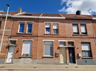 Instapklare woning met 3 slaapkamers en tuin.Deze karaktervolle rijwoning is gelegen in de Clementwijk vlakbij het centrum van Sint-Niklaas en het...