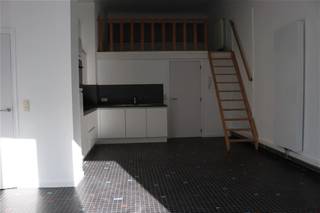 <p><span>GEZELLIG GELIJKVLOERS-APPARTEMENT MET 1 SLAAPKAMER EN 2 AUTOSTAANPLAATSEN</span></p><p><span>ligging in centrum met vlotte bereikbaarheid via N17, A12 en N16</span></p><p><span> </span></p><p><span>Inkomhal / wc met handwas / living met eetplaats en super-ingerichte open keuken (totale opp.: 33m²) en aangename mezzanine (3,9 x 3,6m) (met mogelijkheid tot creatie bureau) / ruime slaapkamer (4,8 x 3,5m) / douchekamer met wastafel en douche.</span></p><p><span>2 overdekte autostaanplaatsen / wasplaats / fietsenberging / 2 bergingen.</span></p><p><span> </span></p><p><span>Appartement is bewoonbaar door maximaal 2 personen.</span></p><p><span> </span></p>