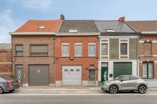 Deze te renoveren woning in Ronse geniet een uitstekende ligging op slechts 4 minuten van het centrum en op wandelafstand van de Grote Markt, winkels, scholen en het openbaar vervoer. Met een bewoonbare oppervlakte van 158 m² en een perceel van 270 m² biedt deze woning heel wat potentieel voor gezinnen, handige doe-het-zelvers of investeerders.<br /><br />Dankzij de praktische indeling beschikt de woning op het gelijkvloers over een ruime voorplaats met inpandige garage, woonkamer, eetkamer, keuken, badkamer, apart toilet en kelder. Op de eerste verdieping zijn er 2 ruime slaapkamers, met mogelijkheid tot het creëren van een derde kamer. De vaste trap leidt naar een ruime zolderverdieping, ideaal als vierde slaapkamer, hobbyruimte of polyvalente ruimte. De absolute troef van deze woning is de zuidoostgerichte stadstuin, waar het gezellig vertoeven is. <br /><br />De woning biedt tal van mogelijkheden voor wie graag de handen uit de mouwen steekt en de woning volledig naar eigen smaak en wensen wil vernieuwen.<br /><br />Interesse in deze woning?<br />Contacteer Laure van Immo Margaux via laure@immomargaux.be of telefonisch op 0486 37 88 93 voor meer informatie of een bezoek ter plaatse.