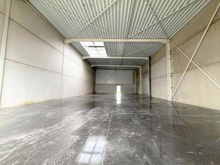Nieuwbouw KMO-unit met een oppervlakte van 270 m² met 36 m² mezzanine te koop met een fantastische ligging langs de Bergensesteenweg te Sint-Pieters-Leeuw/Lot.<br /><br />De opslagruimtes zijn voorzien van een sectionale poort van 4M20X4M00, lichtstraat, polybetonvloer met draagkracht van 3T/m² en met een vrije hoogte van 6 m. Elke unit heeft vooraan een raampartij, enkele units beschikken ook over een raam op verdiep. Dankzij deze ramen is het mogelijk tot het plaatsen van een kantoor/showroom (op mezzanine). <br /><br />De volledige site wordt ontwikkeld in 3 fases waarbij deze fase onderdeel is van de 1ste.<br />Uitstekende bereikbaarheid naar de ring rond Brussel!