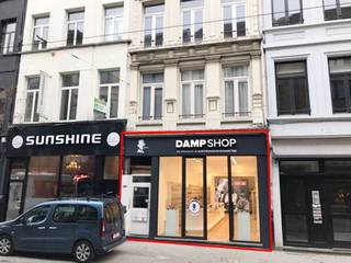Commercieel gelijkvloers te koop, gelegen op één van de bekendste winkelstraten van Antwerpen centrum. De Nationalestraat vormt het hart van de Antwerpse modewijk en staat bovendien in voor de verbinding tussen het hippe Zuid en de historische binnenstad. <br />Een optimale visibiliteit en passage zijn met andere woorden gegarandeerd.<br /><br />Dit pand heeft een gelijkvloerse oppervlakte van ca. 175 m². Het gelijkvloers is verhuurd met een handelshuurovereenkomst van negen jaar aan een maandelijkse huurprijs van 2.569 Euro + onr.voorh. ten laste van de huurder. <br />Dit pand is geschikt als investeringseigendom. <br /><br />Benieuwd naar dit bedrijfsvastgoed te koop in de Nationalestraat in Antwerpen? Contacteer info@immodelestre.be of 054 33 62 52. <br />www.immodelestre.be